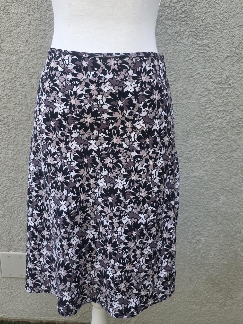 Old Navy Floral A-Line Midi Skirt in Black and Taupe 🍂 Size 10